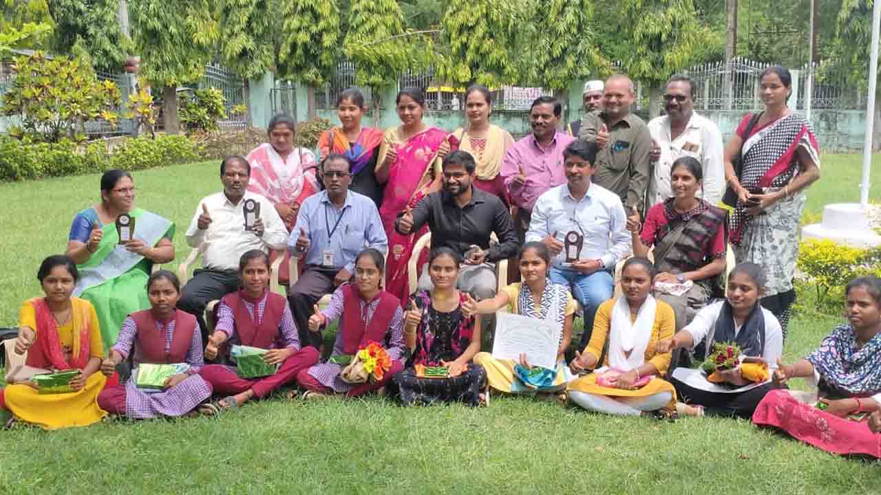 విద్యార్థుల్లో ప్రతిభ వెలికితీయాలి