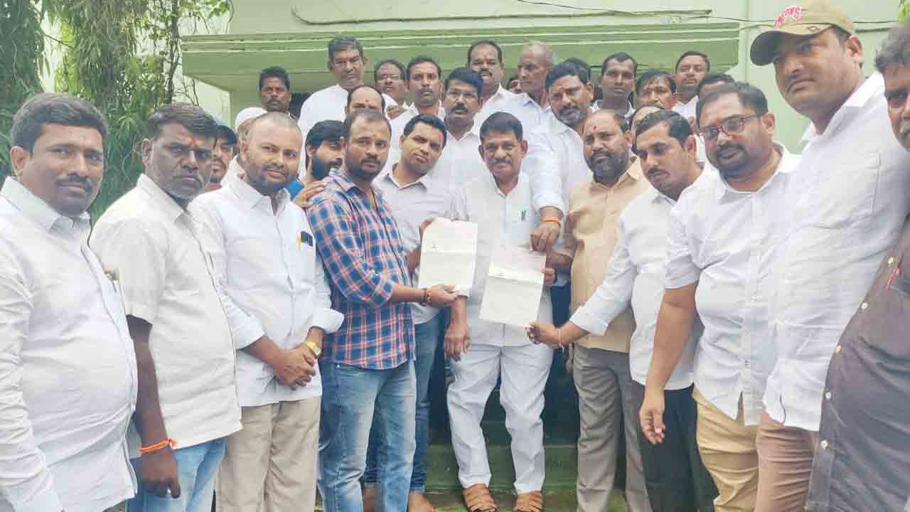 సీఎంఆర్‌ఎఫ్‌ చెక్కులు అందజేత