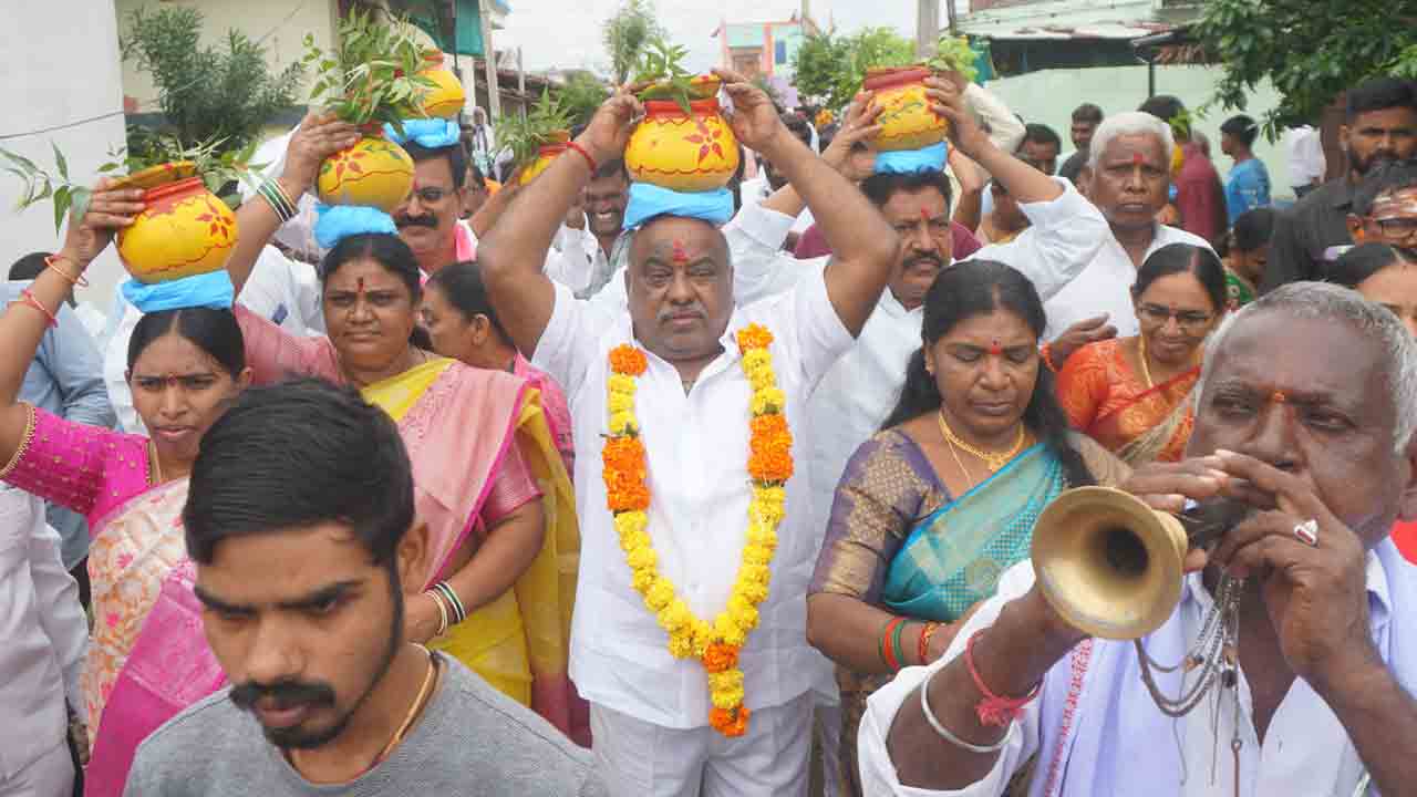 సంస్కృతీసంప్రదాయాలకు పెద్దపీట