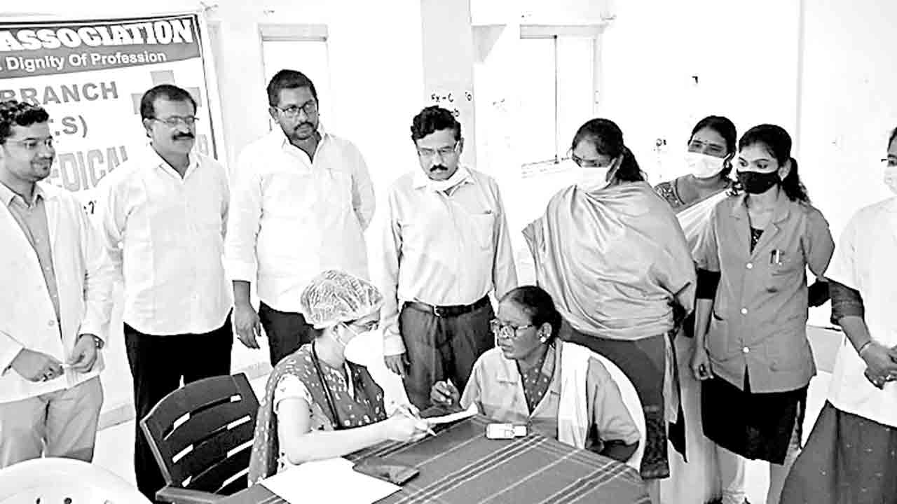 కార్మికుల ఆరోగ్యంపై ప్రత్యేక శ్రద్ధ