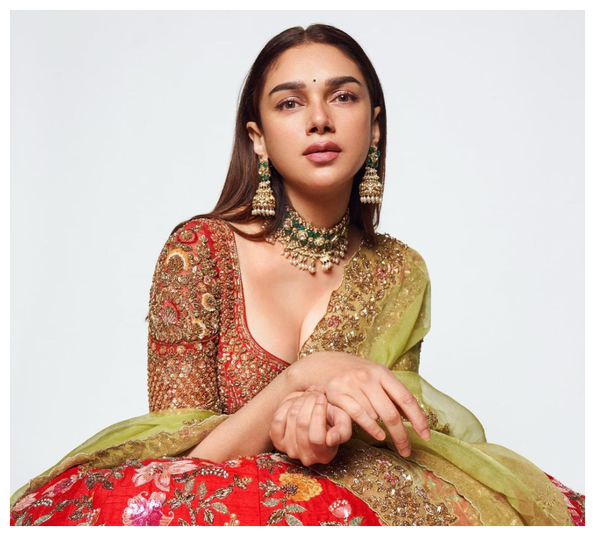 Aditi Rao Hydari | ట్రెడిష‌న‌ల్ డ్రెస్‌లో అదితి రావు హైదరీ ఒంపుసొంపులు..
