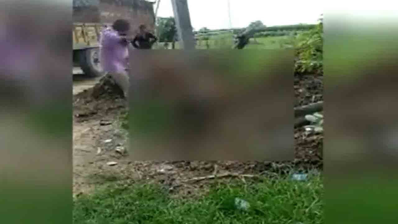 భార్యను కరెంట్‌ స్తంభానికి కట్టేసి కొట్టిన భర్త.. వీడియో