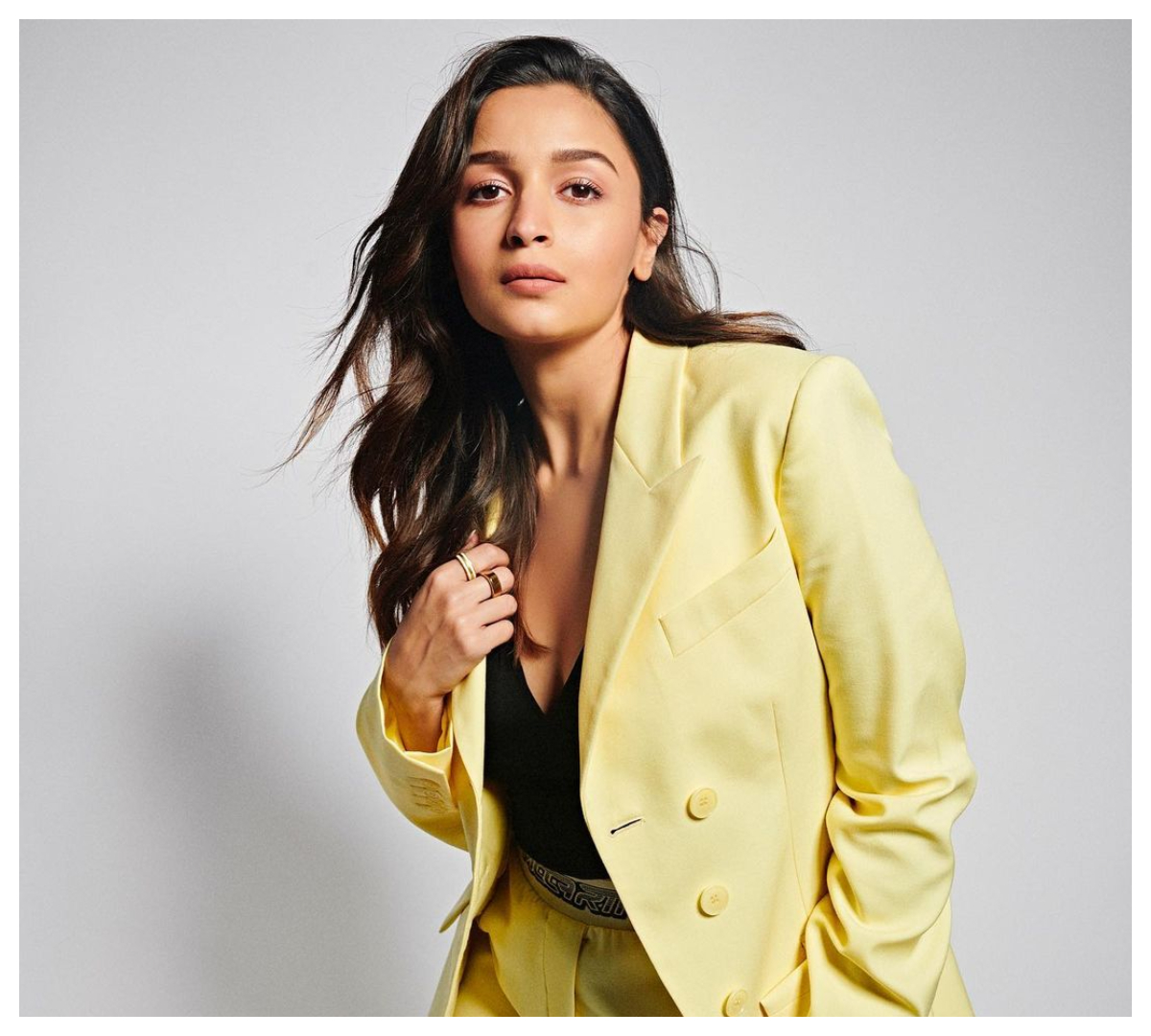 Alia Bhatt | అల్ట్రా స్టైలీష్ లుక్‌లో అలియా భట్..