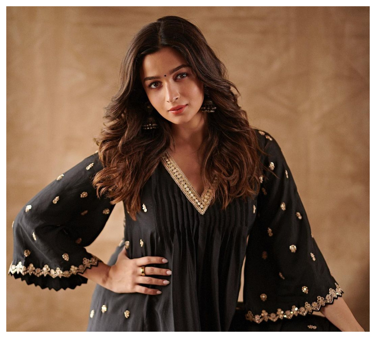 Alia Bhatt | చురకత్తిలాంటి చూపులతో మనసు దోచేస్తున్న అలియా భట్..