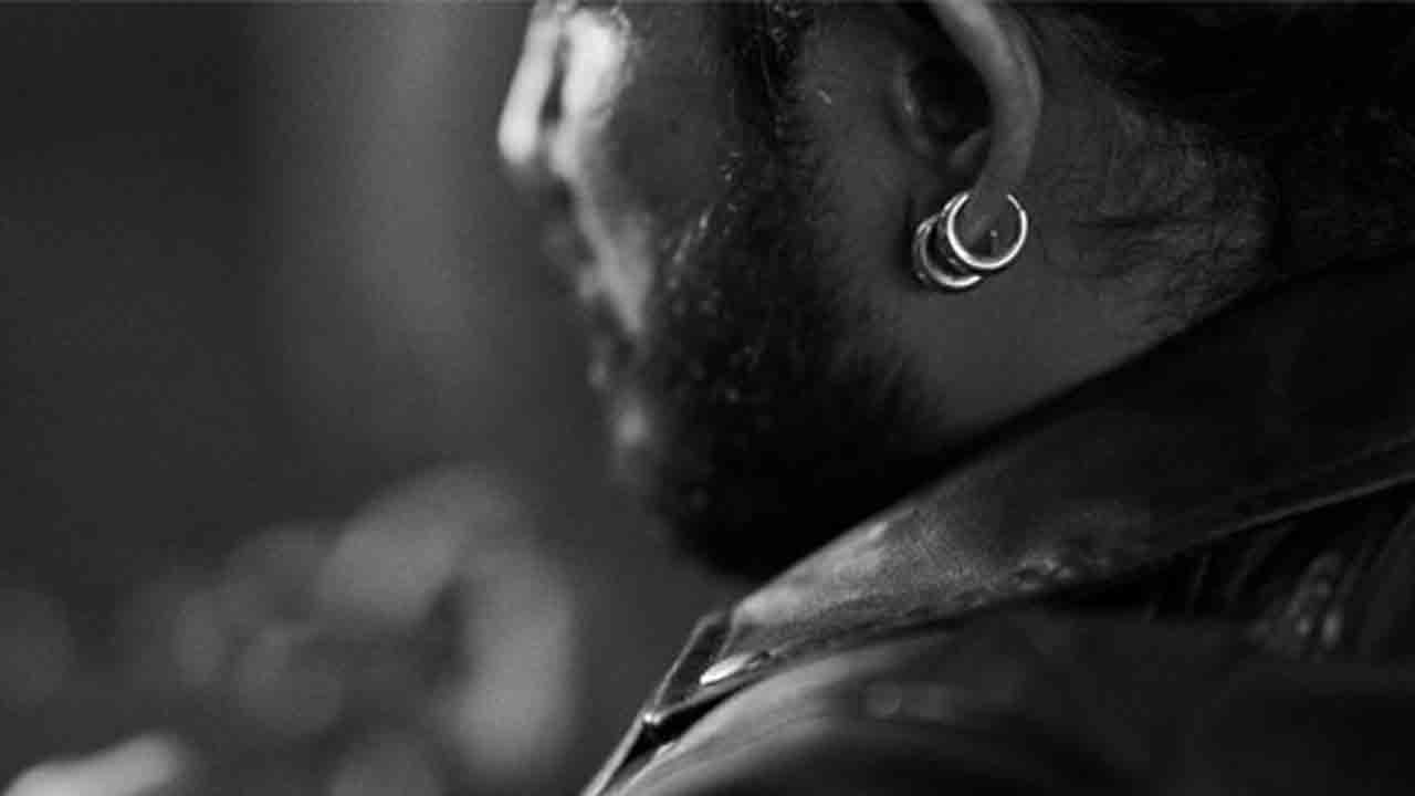 Allu Arjun | డ‌బుల్ ఇయ‌ర్ రింగ్స్‌తో అల్లు అర్జున్..కొత్త లుక్ వైర‌ల్