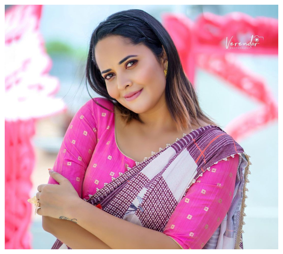 Anasuya Bharadwaj | గులాబీ రంగు చీర‌లో గుబాళిస్తున్న‌ అనసూయ భరద్వాజ్..