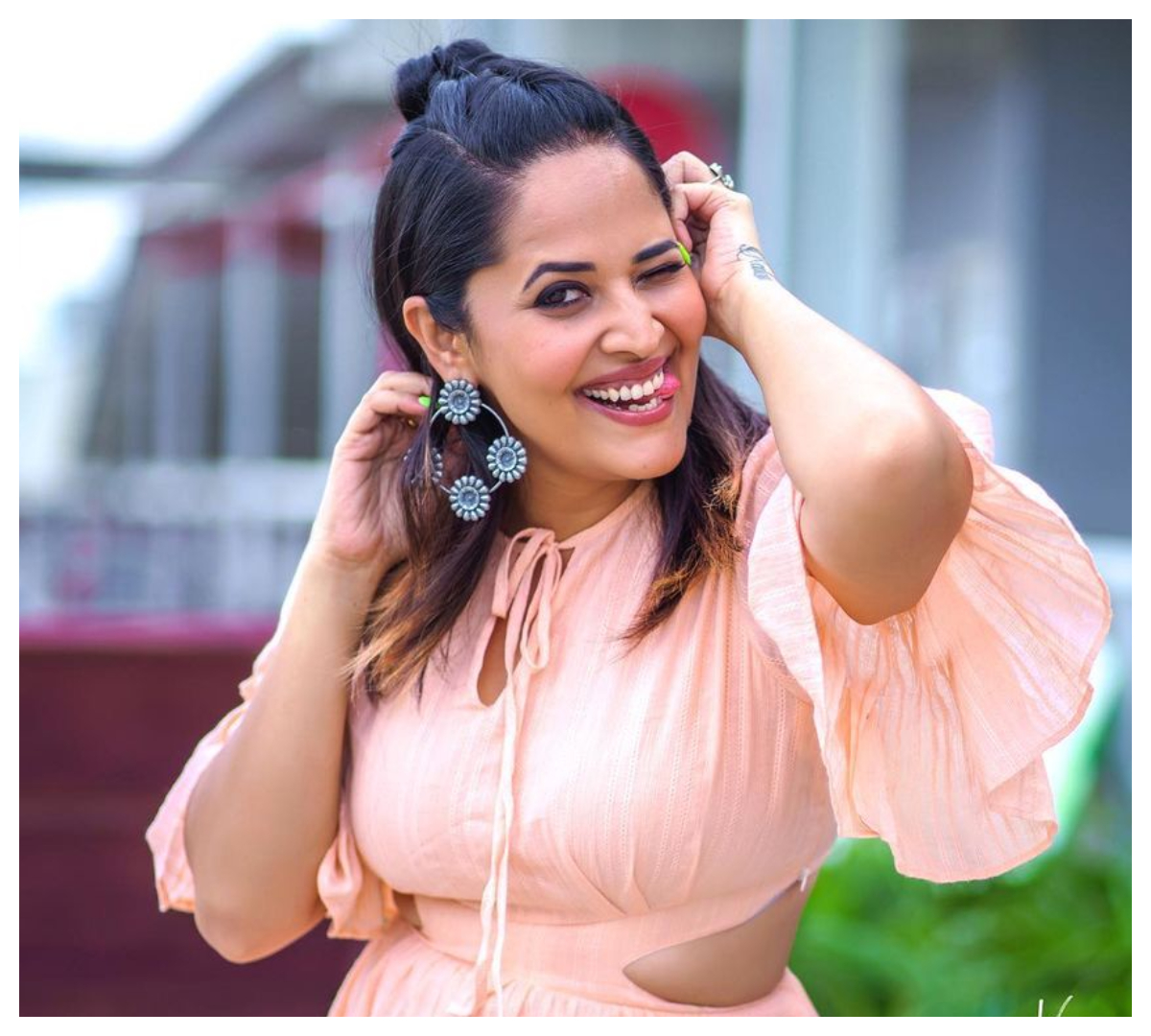 Anasuya Bharadwaj | చిలిపి పోజులతో కవ్విస్తున్న అనసూయ భరద్వాజ్..