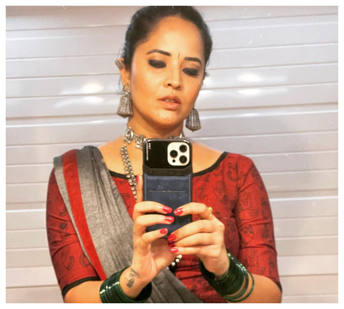 Anasuya Bharadwaj | ‘దర్జా’గా సెల్ఫీ తీసుకుంటున్న అనసూయ భరద్వాజ్..