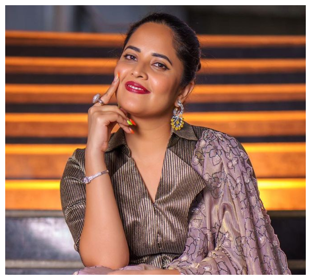 Anasuya Bharadwaj | గులాబీ శారీలో అనసూయ భరద్వాజ్ క్యూట్ లుక్‌..