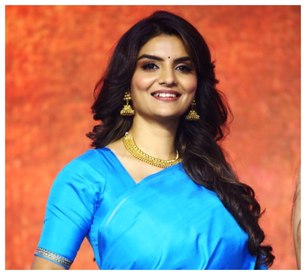 Anveshi Jain | బ్లూ కలర్ శారీలో అన్వేషి జైన్ అందాలు..