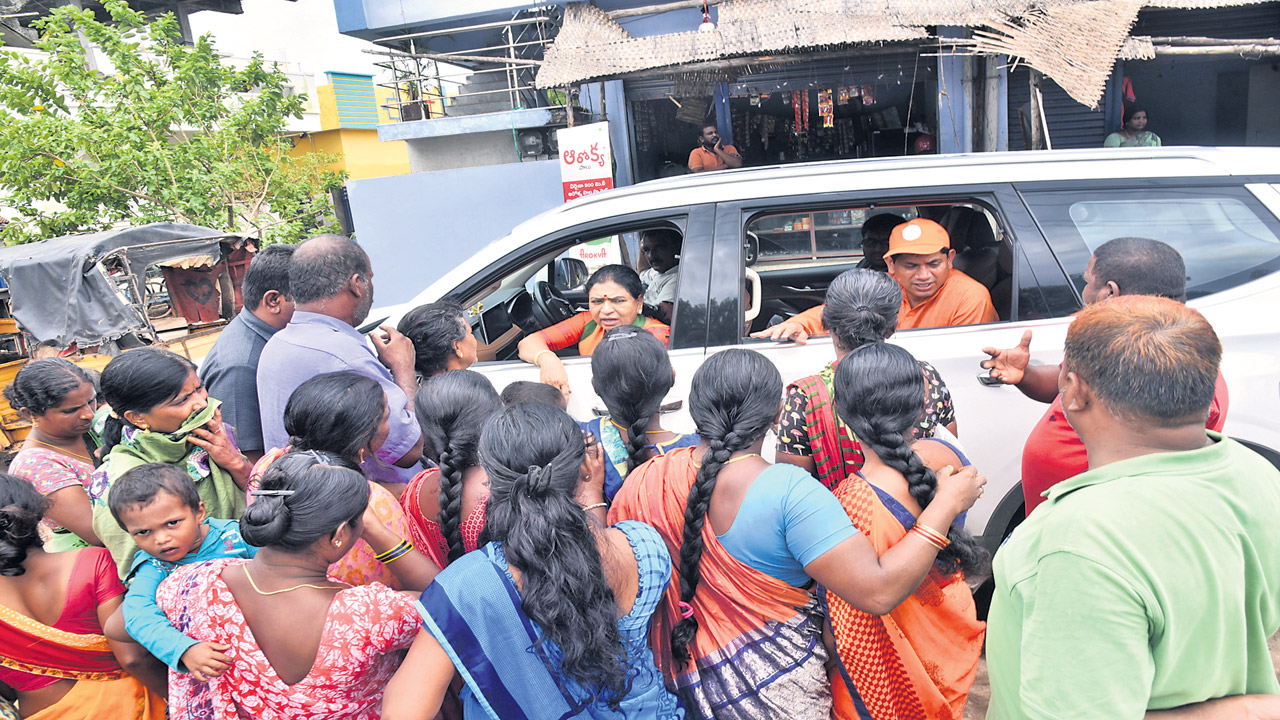 కారు దిగకుండానే బీజేపీ నేత పరామర్శ