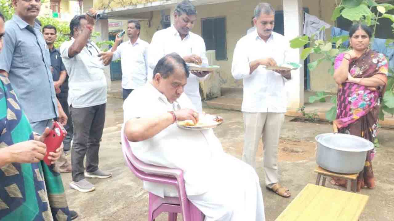 విద్యార్థుల‌తో క‌లిసి అల్పాహారం తిన్న స్పీక‌ర్ పోచారం