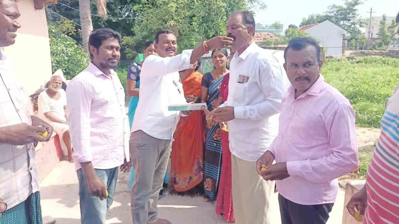 బీజేపీ నేతకు కల్యాణ లక్ష్మి ..హర్షం వ్యక్తం చేస్తూ స్వీట్ల పంపిణీ