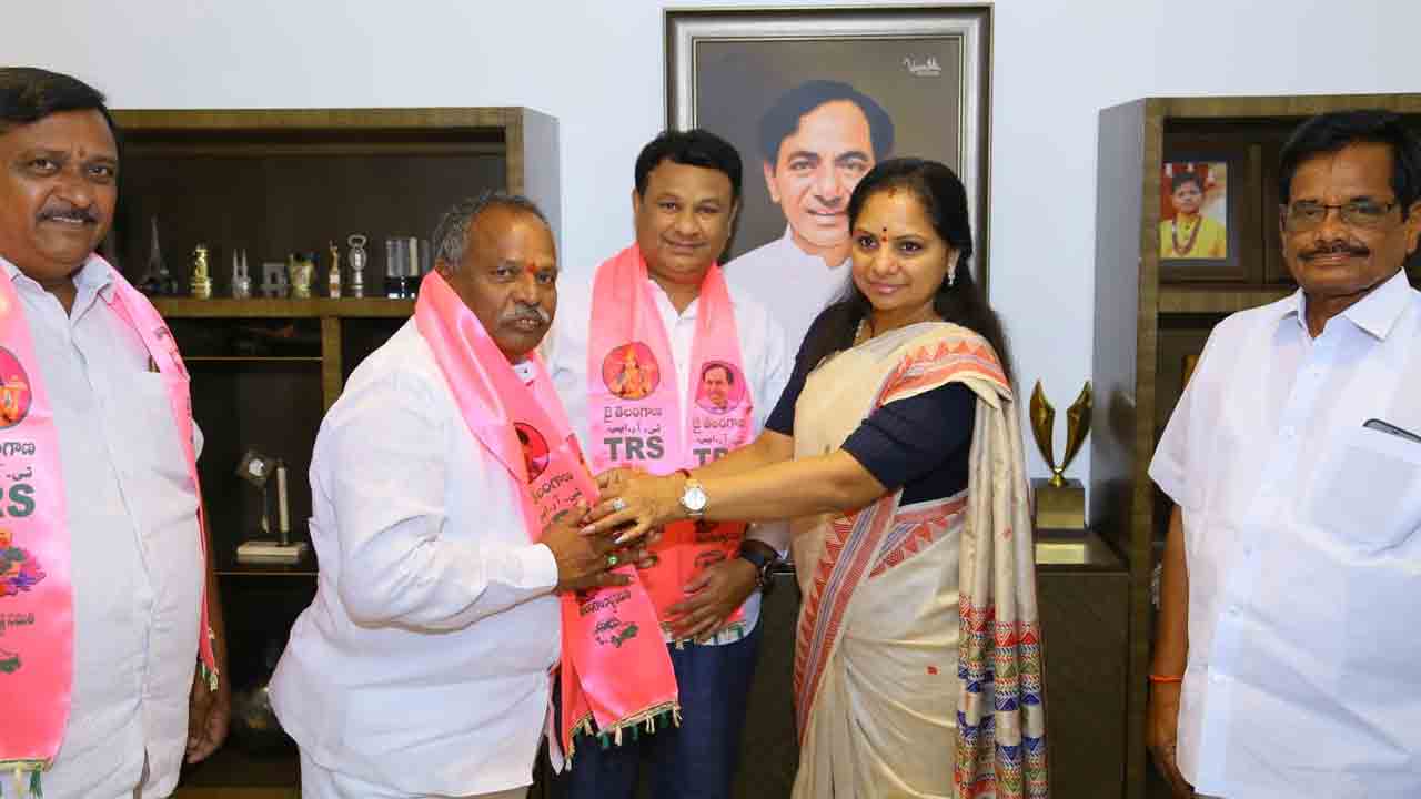 టీఆర్ఎస్‌లో చేరిన బీజేపీ కార్పొరేట‌ర్‌