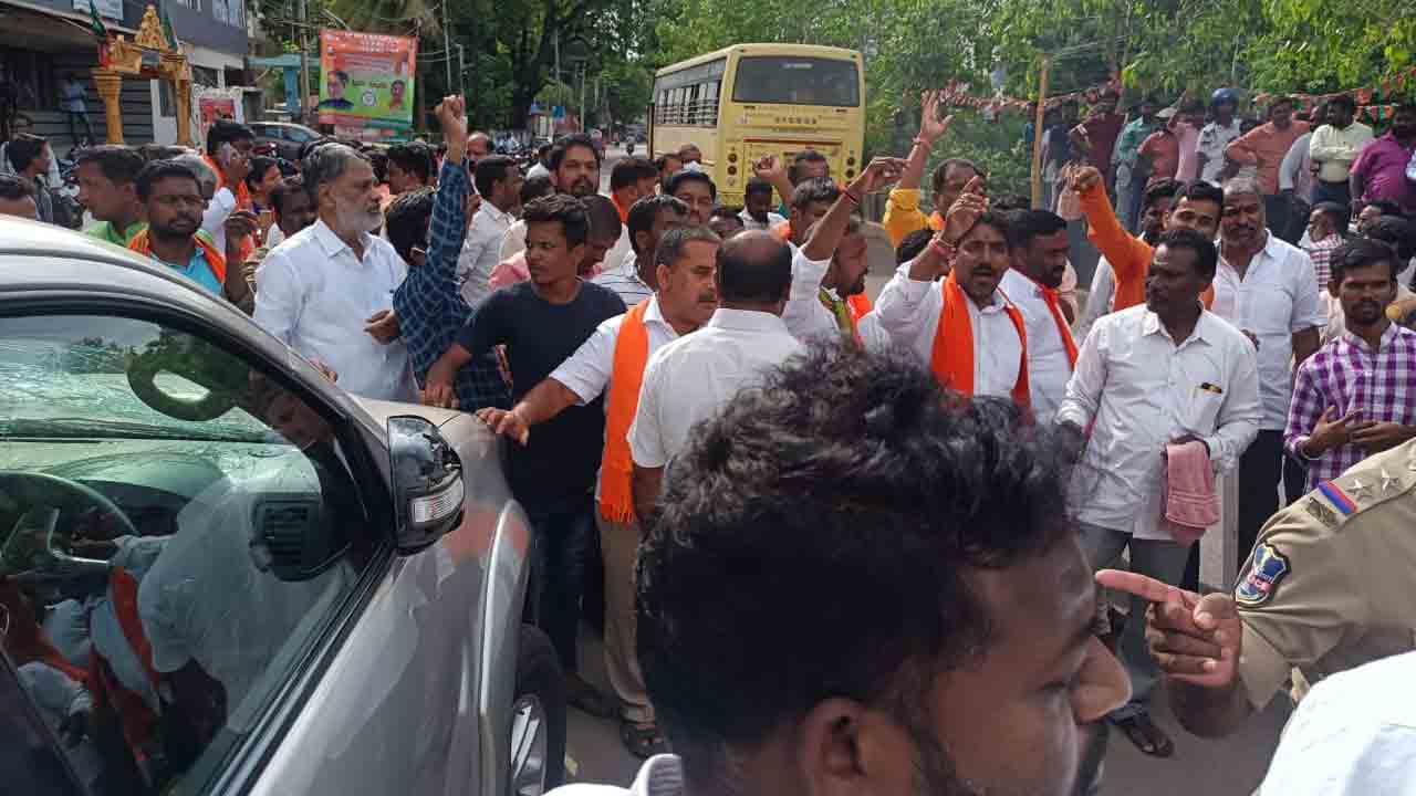 హ‌నుమ‌కొండ‌లో బీజేపీ, కాంగ్రెస్ నాయ‌కుల మ‌ధ్య ఘ‌ర్ష‌ణ‌