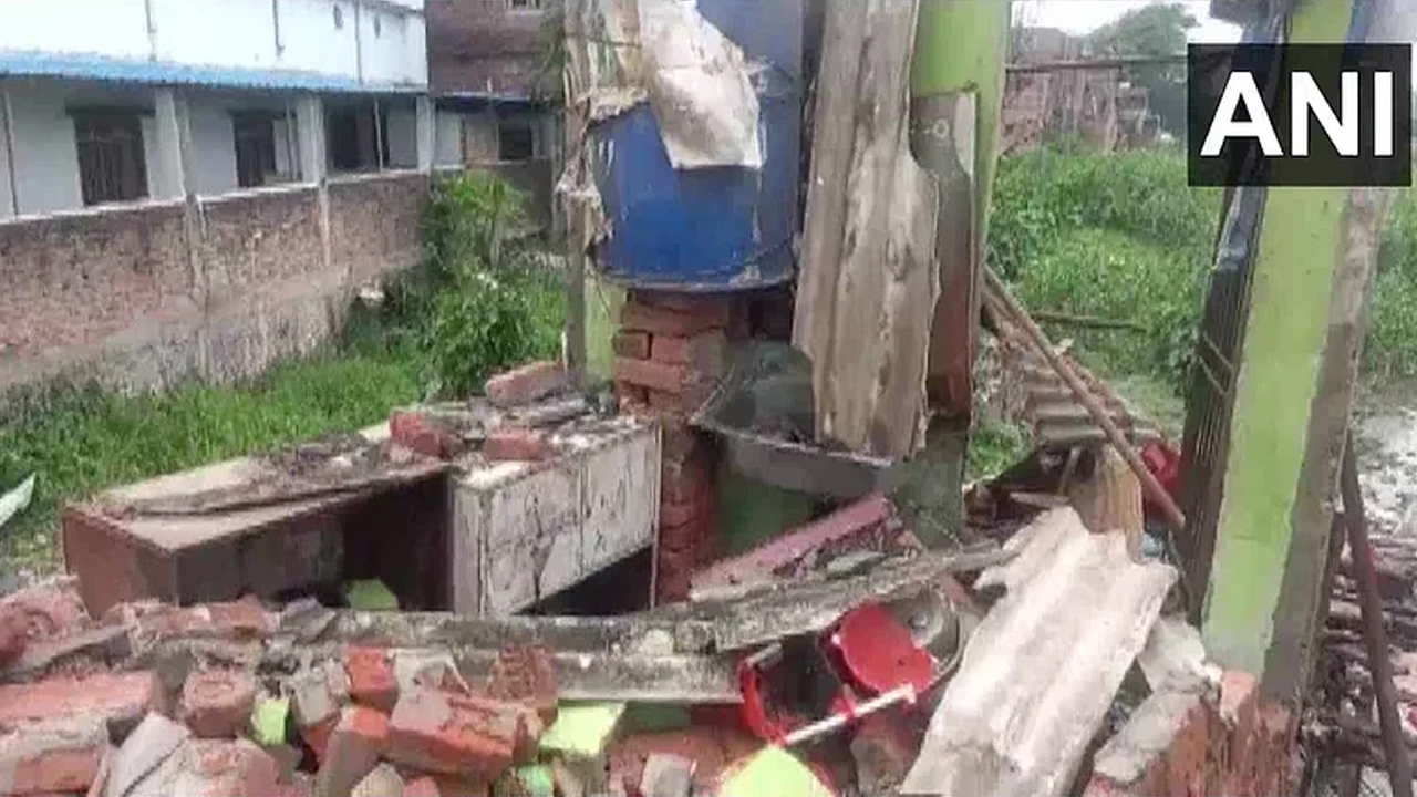 Blast in Bihar | పటాకుల వ్యాపారి ఇంట్లో పేలుడు.. ఆరుగురి దుర్మ‌ర‌ణం