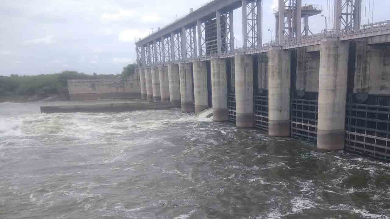 తెరచుకున్న బాబ్లీ గేట్లు.. గోదావరిలోకి పోటెత్తిన వరద