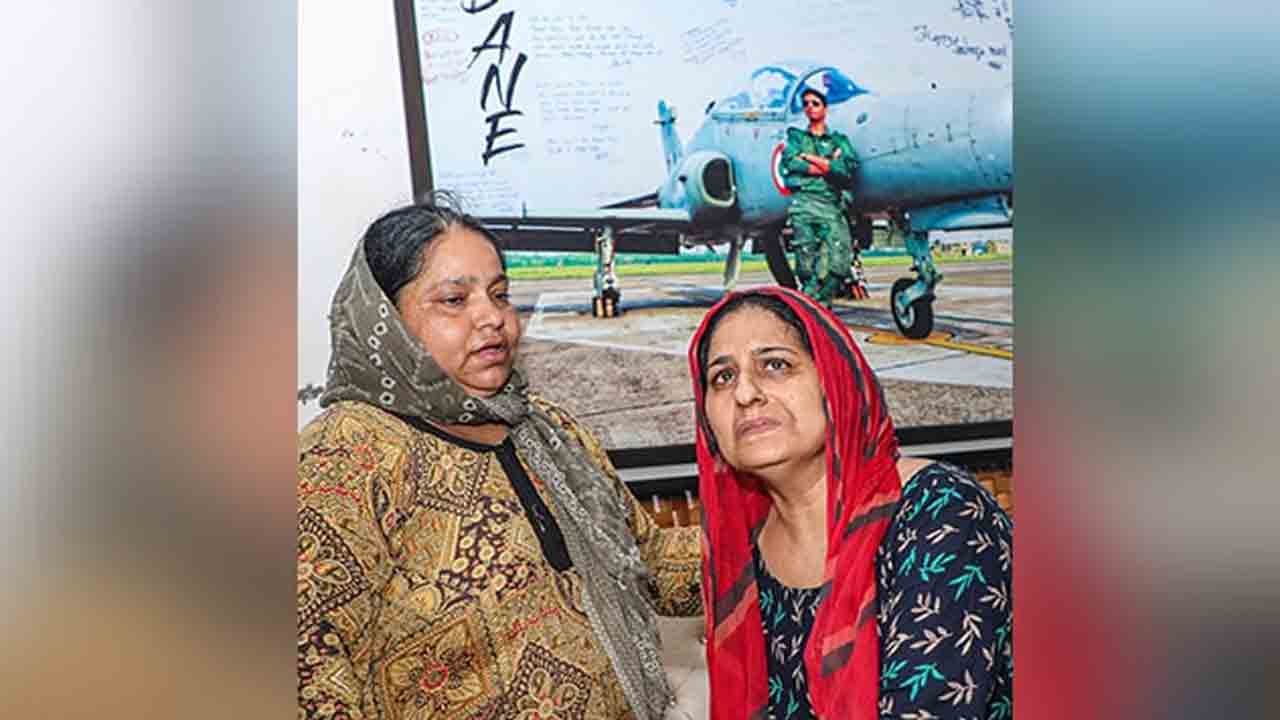 మరణించిన మిగ్-21 పైలట్ కుటుంబానికి… విమానంలో షాకింగ్ అనుభవం