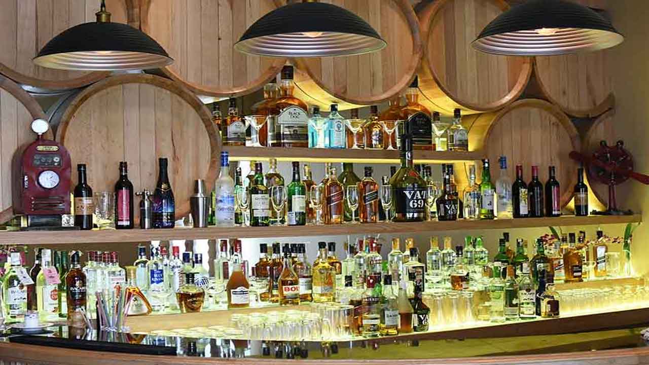 ఏపీలో బార్ల వేలానికి భళే గిరాకీ.. తిరుపతిలో ఎంత పలికిందంటే..?