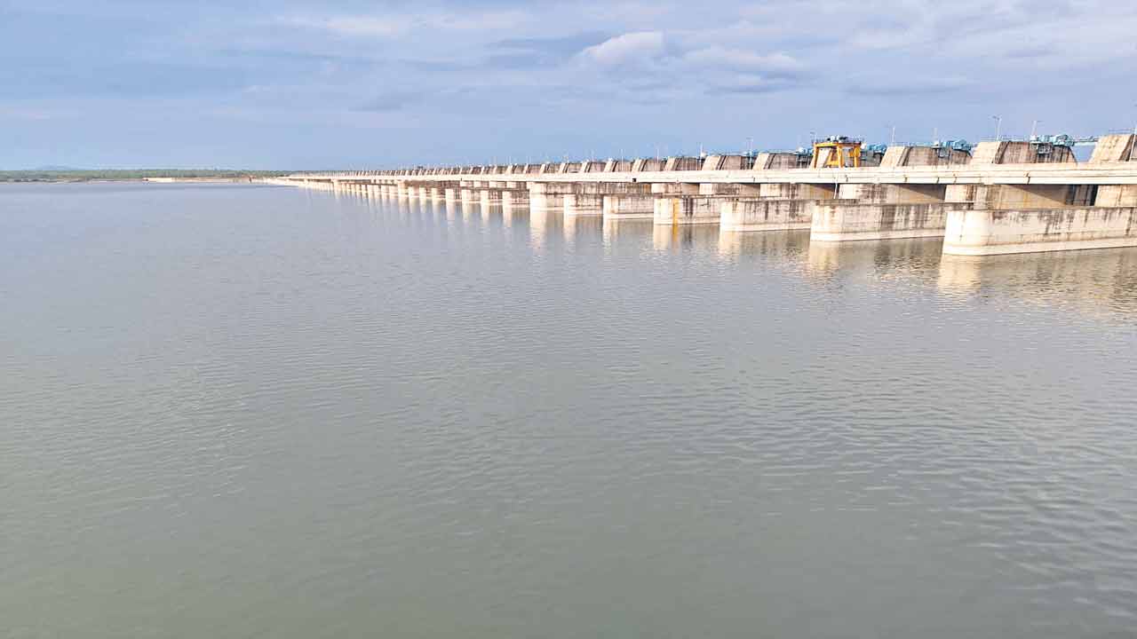 లక్ష్మీ బరాజ్‌కి పోటెత్తిన వరద