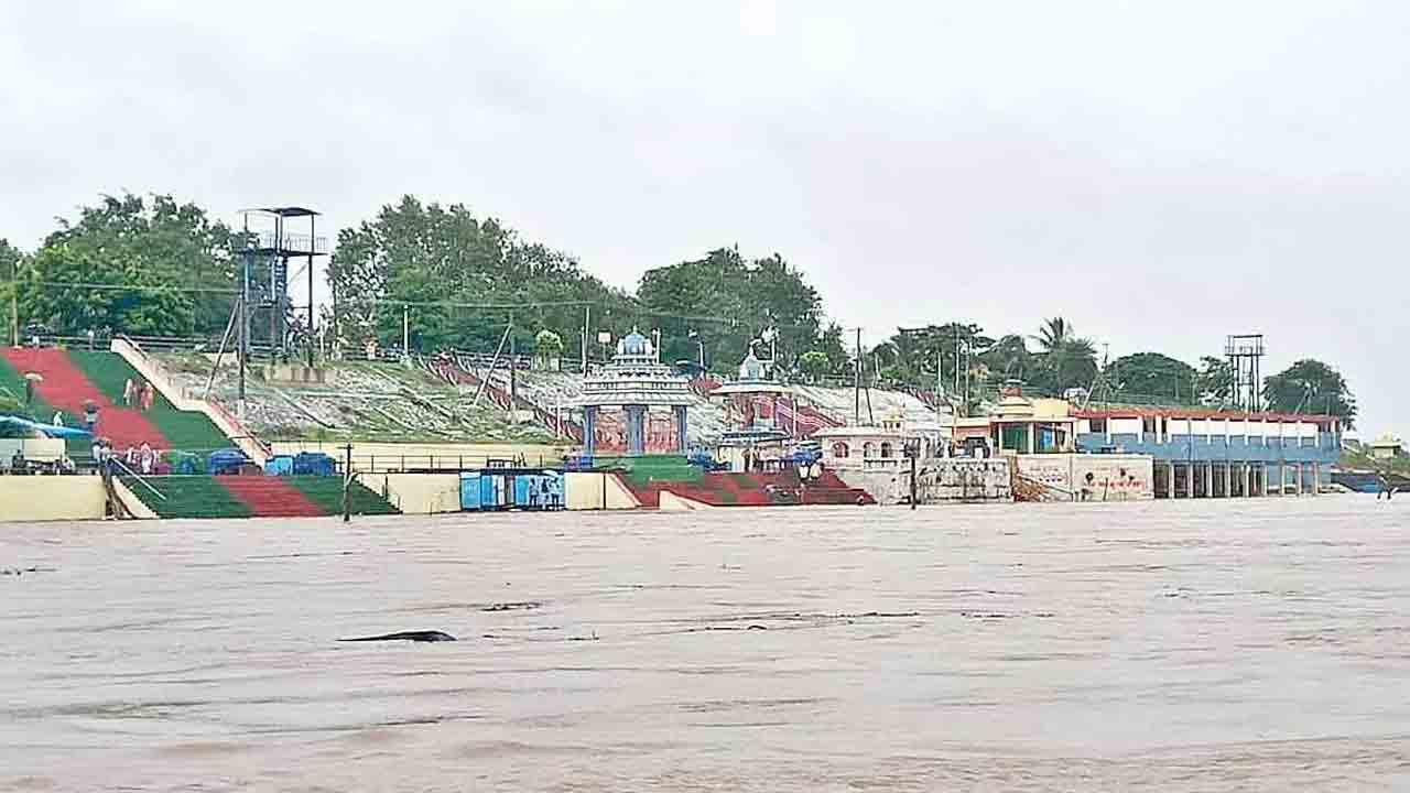 భద్రాచలంలో తగ్గుతున్న గోదావరి నీటిమట్టం