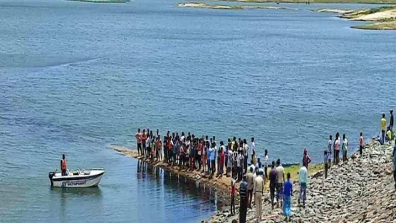 ఫ్యామిలీ టూర్‌లో విషాదం… పడవ బోల్తా పడి ఎనిమిది మంది మృతి