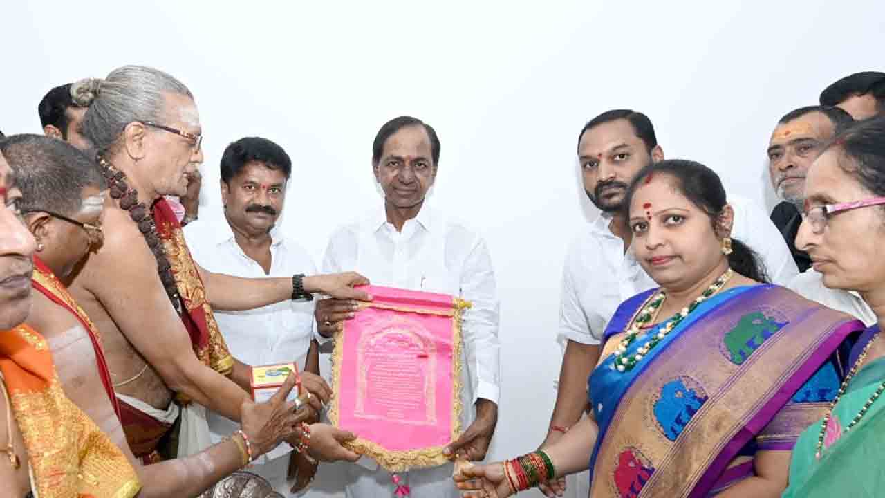 17న‌ మ‌హంకాళి అమ్మ‌వారి బోనాలు.. సీఎం కేసీఆర్‌కు ఆహ్వానం