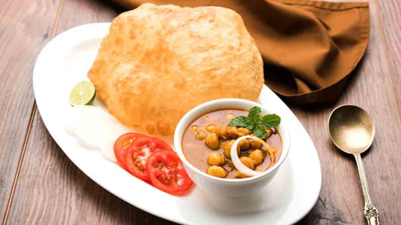 కొవిడ్ బూస్ట‌ర్ డోస్ తీసుకుంటే పూరి చోలే ఉచితం