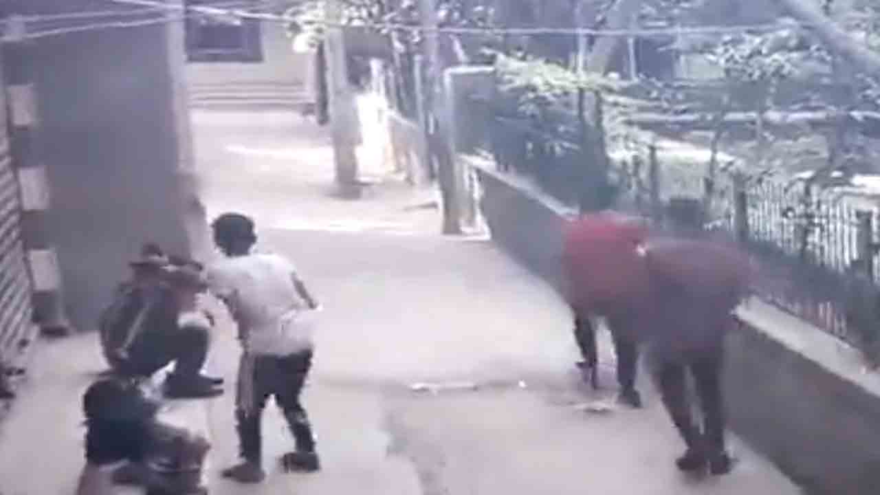 Video: తండ్రిని కొట్టిన వ్యక్తిపై బాలుడు ప్రతీకారం… అతడి ముఖంపై గన్‌తో కాల్పులు