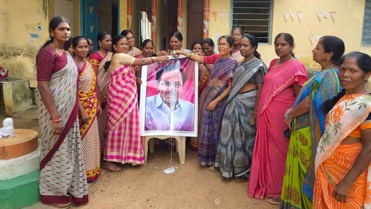 సీఎం చిత్రపటానికి క్షీరాభిషేకం