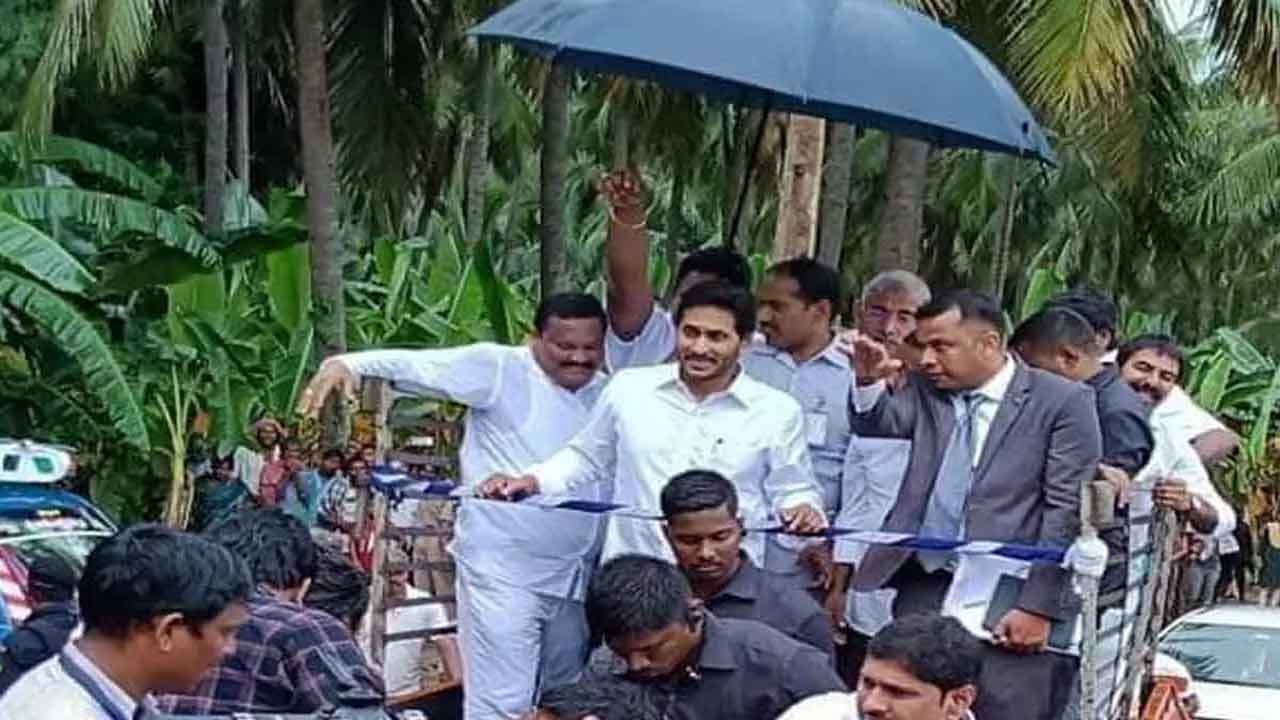 భారీ వర్షంలోనే ఏపీ సీఎం జగన్ వరద ప్రాంతాల్లో పర్యటన