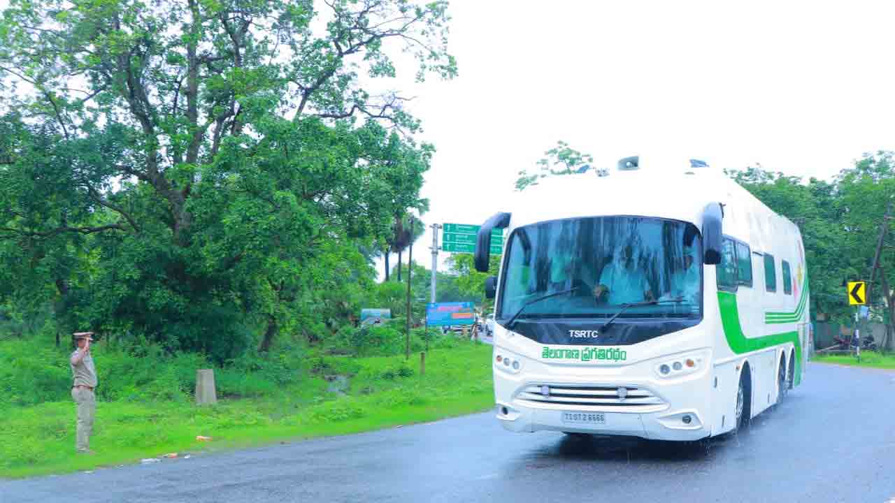 వర్షంలోనూ కొనసాగుతున్న సీఎం కేసీఆర్ పర్యటన