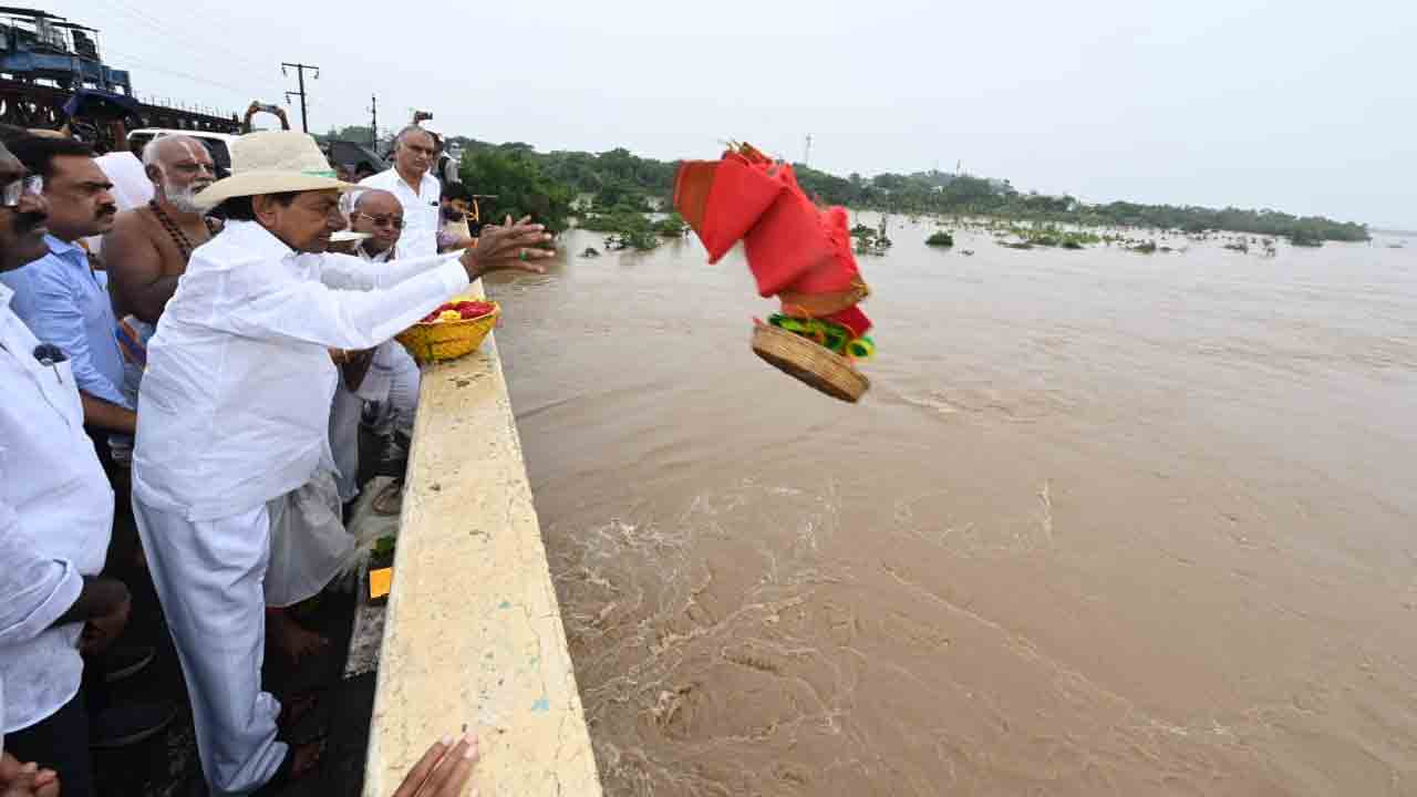భద్రాచలం వద్ద గోదావరి నదికి సీఎం కేసీఆర్ శాంతి పూజ.. వీడియో