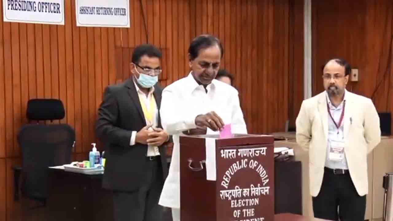 రాష్ట్ర‌ప‌తి ఎన్నిక పోలింగ్‌.. ఓటేసిన ముఖ్య‌మంత్రి కేసీఆర్.. వీడియో