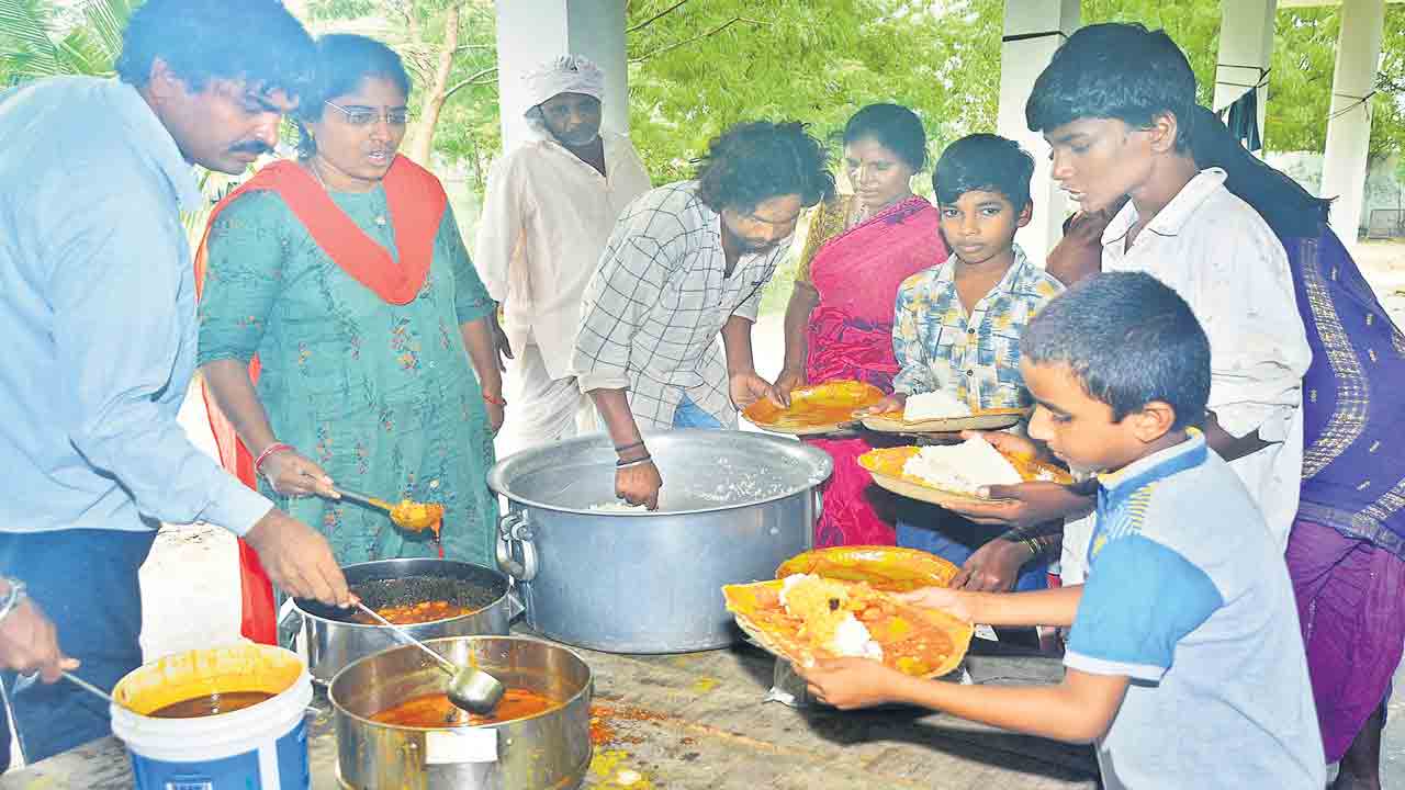 కష్టాల్లో తోడుగా.. కొండంత అండగా..