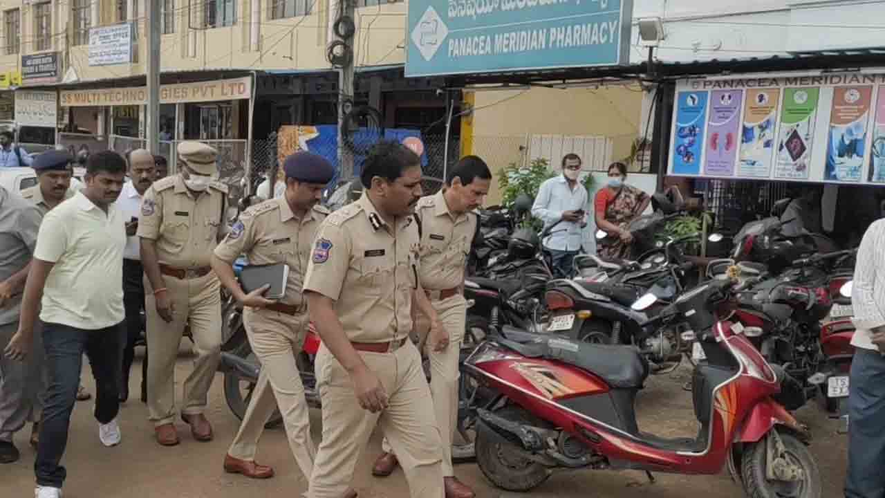 ఆర్‌సీ పురంలో దారుణం.. హెడ్ కానిస్టేబుల్‌పై చైన్ స్నాచ‌ర్ క‌త్తితో దాడి