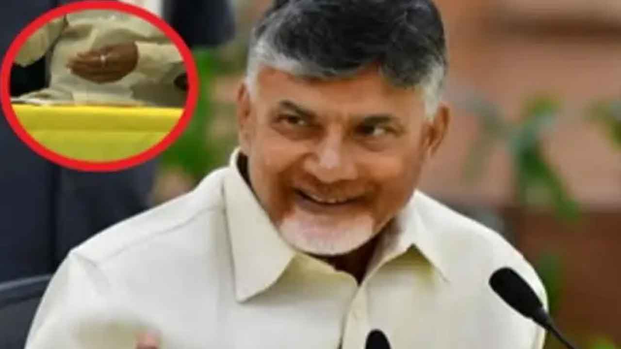 చంద్రబాబు చూపుడు వేలుకు హైటెక్‌ ఉంగరం.. ఎందుకంటే..?