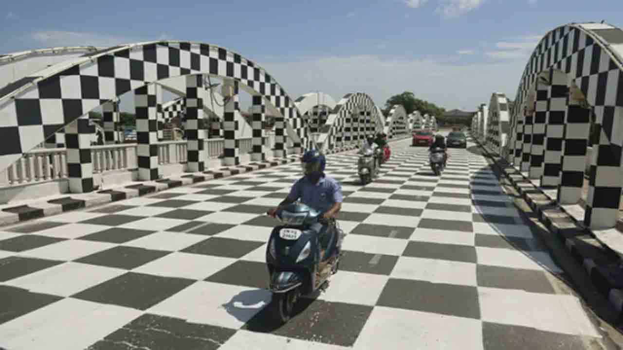 చెన్నైలో చెస్‌ ఒలింపియాడ్‌ సందడి… వంతెనకు చెస్‌ బోర్డ్‌ లాగా పెయింట్‌