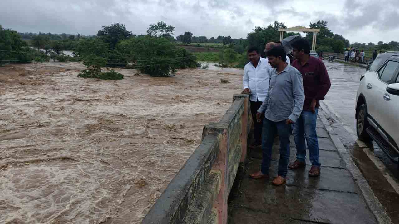 చేవెళ్ల‌లో 12 గంట‌లుగా కుండ‌పోత వ‌ర్షం.. స్తంభించిన జ‌న‌జీవ‌నం