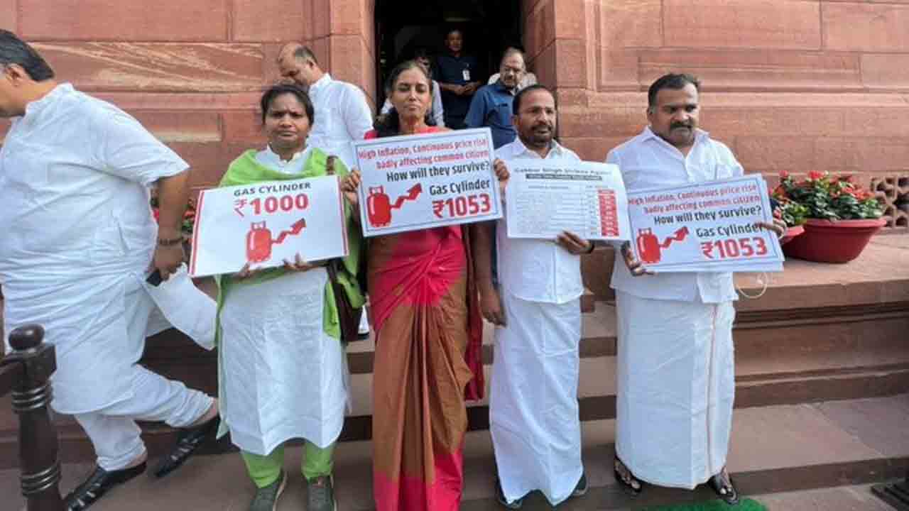 లోక్‌స‌భ నుంచి న‌లుగురు కాంగ్రెస్ ఎంపీలు స‌స్పెండ్