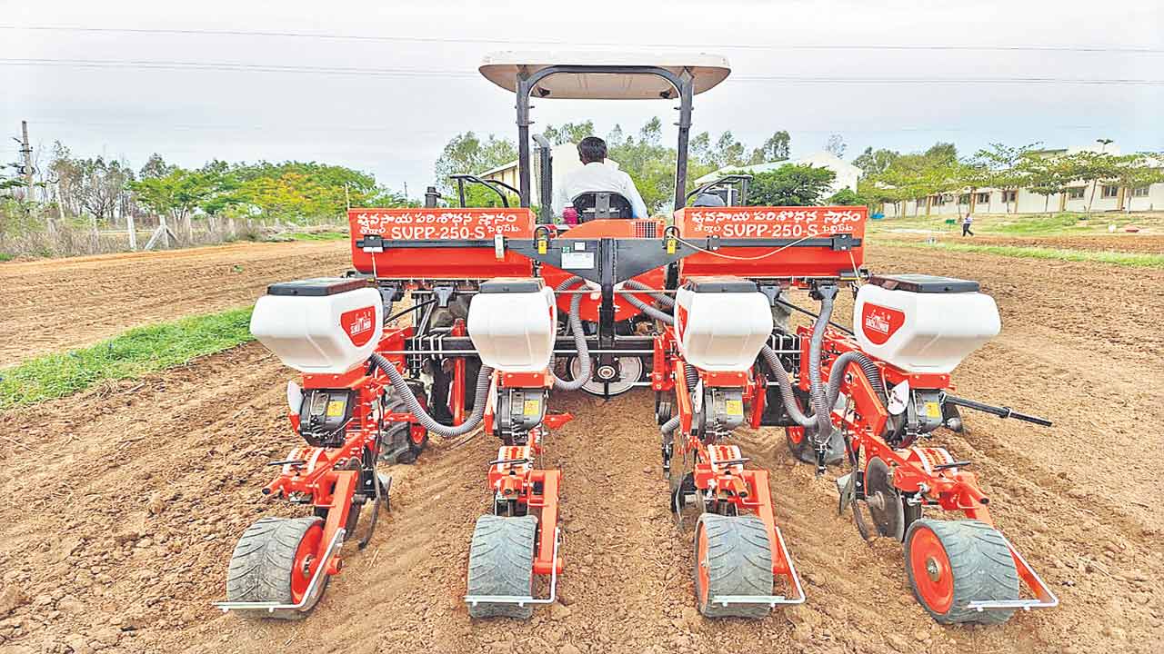 కొత్తగా పత్తి విత్తే యంత్రం