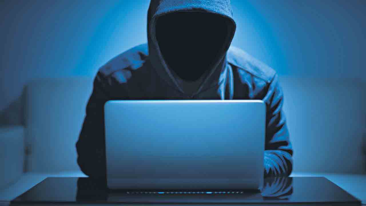 సోలార్‌ మాడ్యూల్స్‌ పేరుతో.. రూ.8.7 కోట్లు స్వాహా