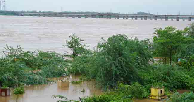 గోదావర్రీ.. భద్రాచలం వద్ద ఉధృతంగా ప్రవాహం