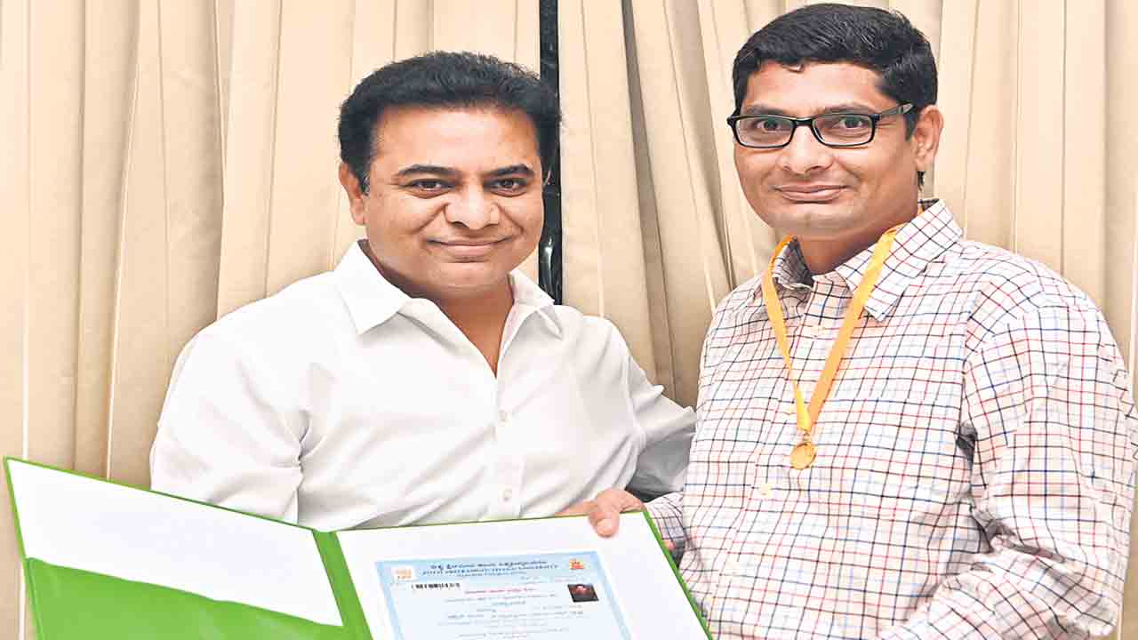 కేటీఆర్‌ పీఆర్వోకు బంగారు పతకం