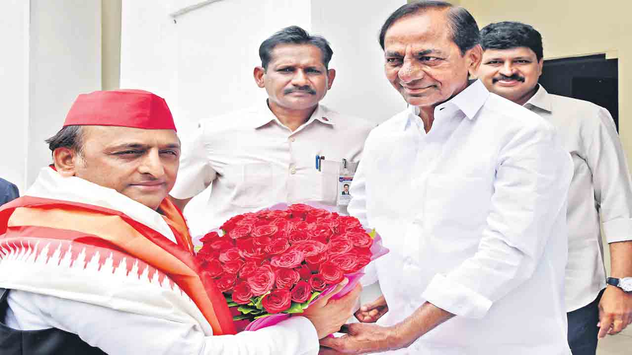 కేంద్ర ప్రభుత్వంపై కలిసి కొట్లాడుదాం.. సీఎం కేసీఆర్‌ను కోరిన యూపీ మాజీ సీఎం అఖిలేశ్‌