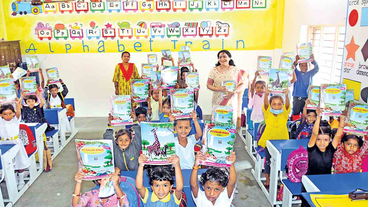 పిల్లల చేతికి పుస్తకాలు