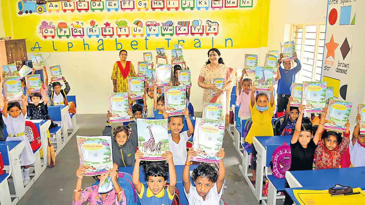 ఒకే పుస్తకం.. తెలుగులో.. ఇంగ్లిష్‌లో