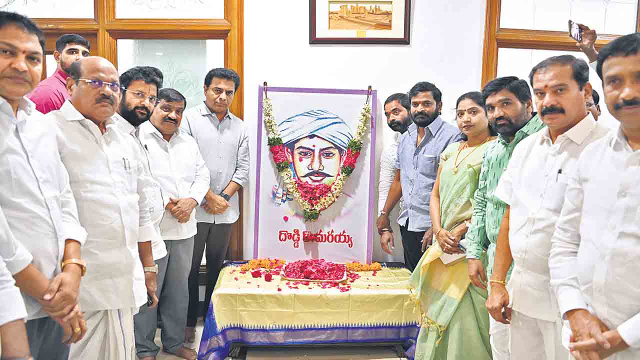 దొడ్డి కొమురయ్యకు మంత్రి కేటీఆర్‌ నివాళి