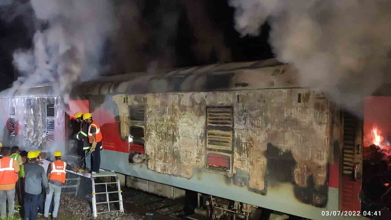 దక్షిణ ఎక్స్‌ప్రెస్‌ పార్శిల్‌ బోగీలో చెలరేగిన మంటలు.. ప్రయాణికులు సురక్షితం