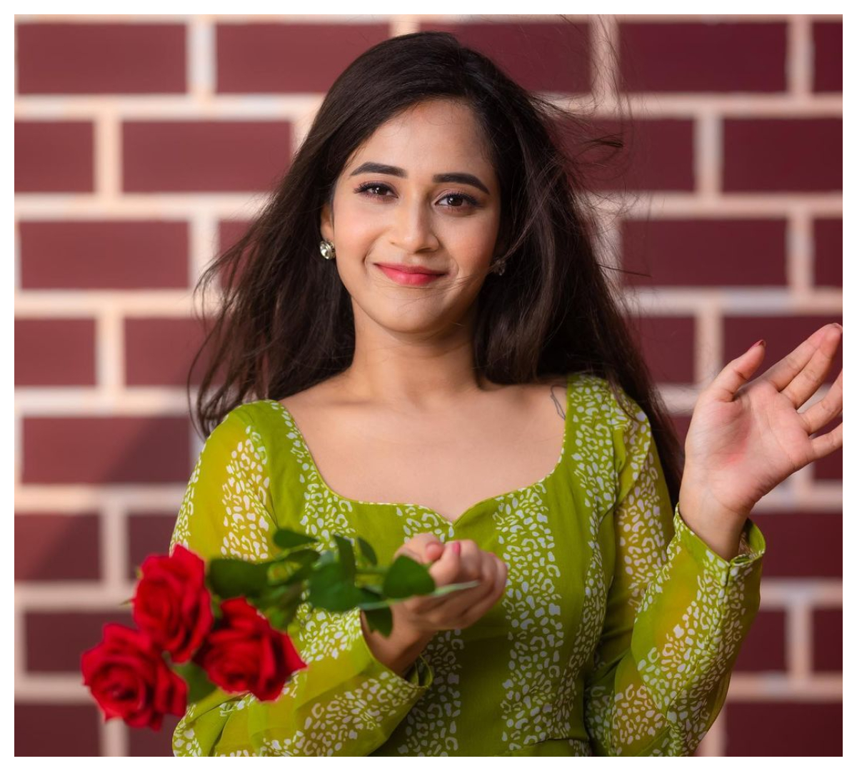 Deepthi Sunaina | రోజాపువ్వులా మెరిసిపోతున్న దీప్తి సునైనా..